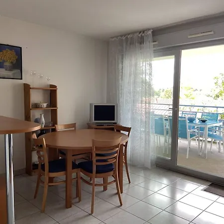 : 2* Avec Piscine Et Balcon - Fr-1-738-39 *